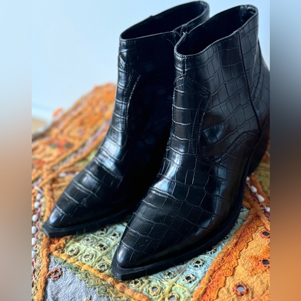 Guess Women’s Ankle Boots Pointed Toe Black Croc Prints Block Heel Size8